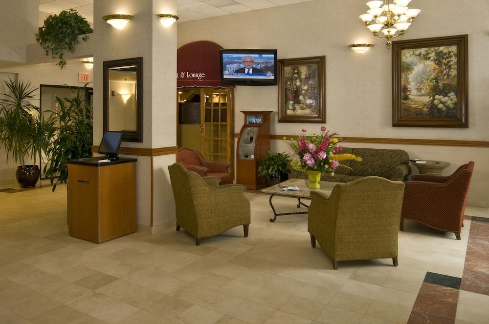 Meadowlands Plaza Hotel - Lobby Sitting Area