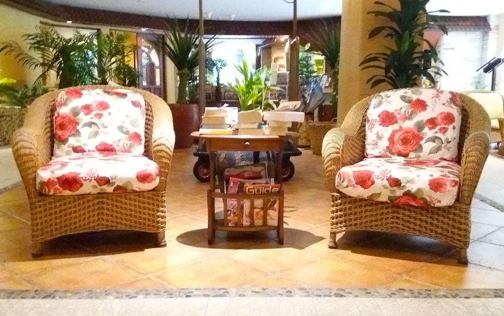 Pacific Club Resort - Lobby Sitting Area