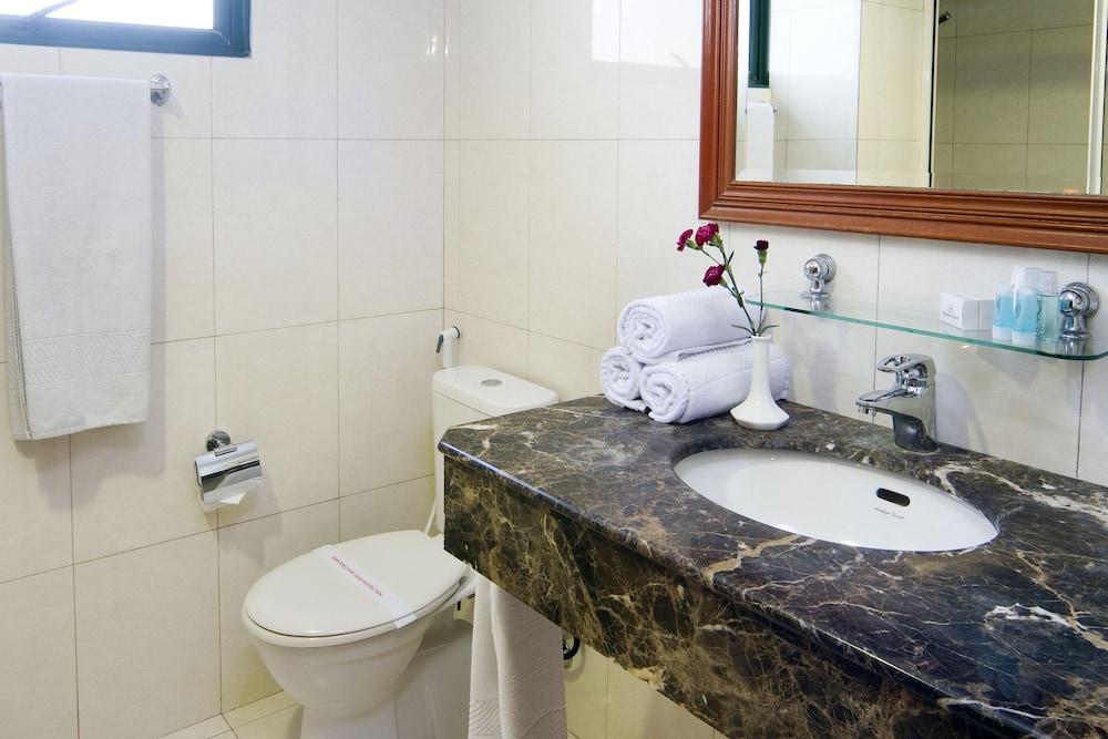 Mookai Hotel - Bathroom