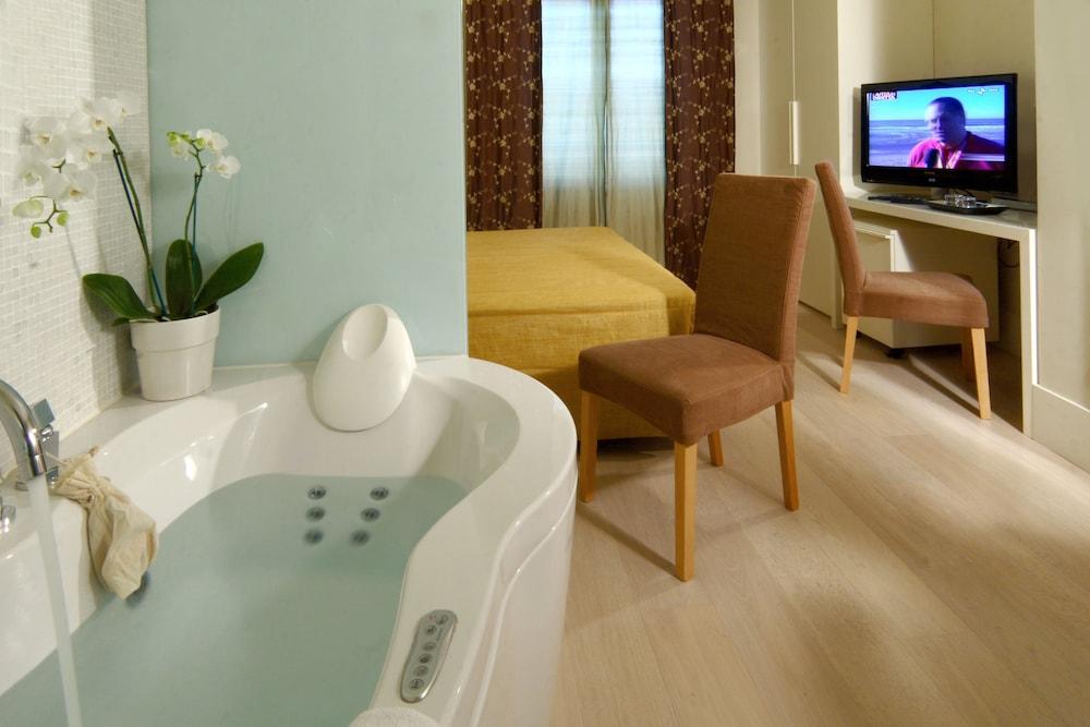 Hotel Adriano - Bathroom