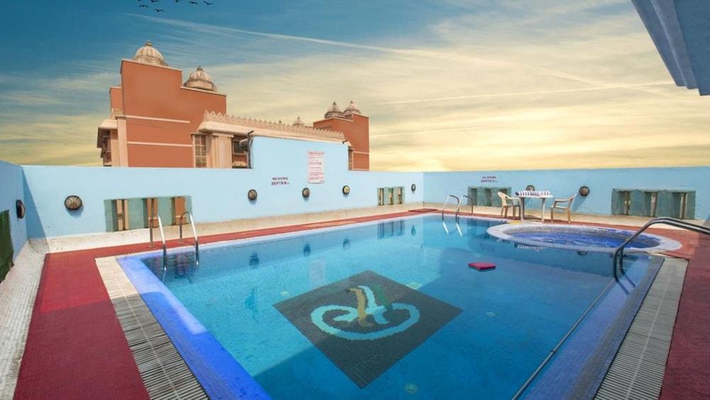 Ramee Guestline Hotel Dadar - Rooftop Pool