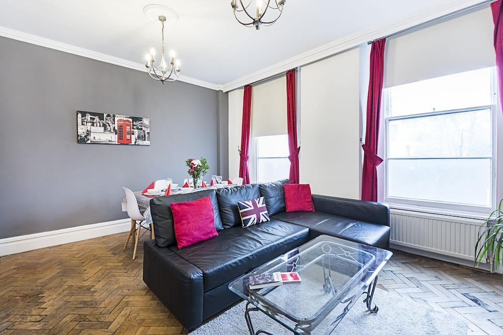2Bed Apartment in Camden - Living Room