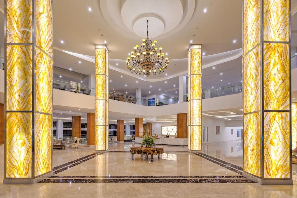 Le Eminence Hotel Convention & Resort Ciloto - Puncak - Lobby