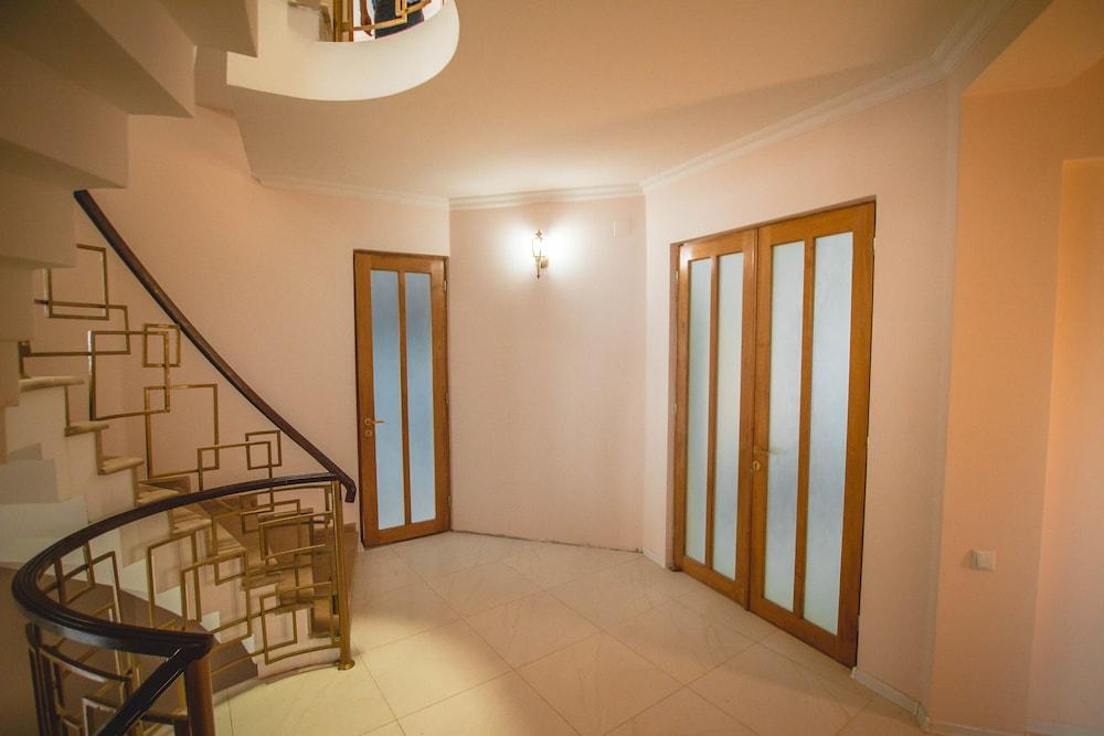 Private Villa Guest House - Interior Entrance
