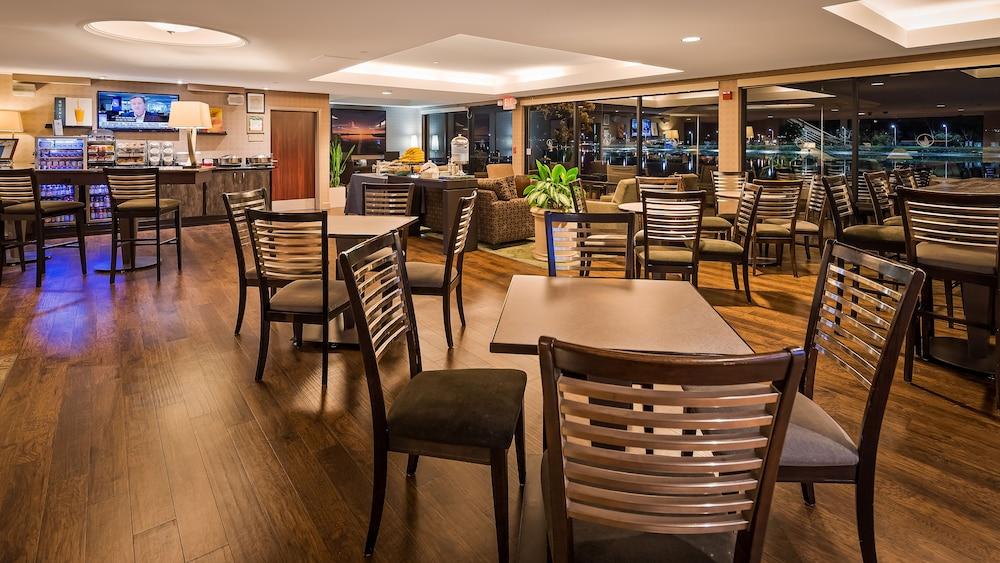 Best Western Plus Bayside Hotel - Lobby Lounge