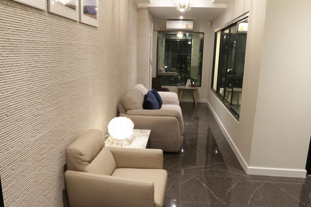 Neveu Premier Residence - Lobby Sitting Area