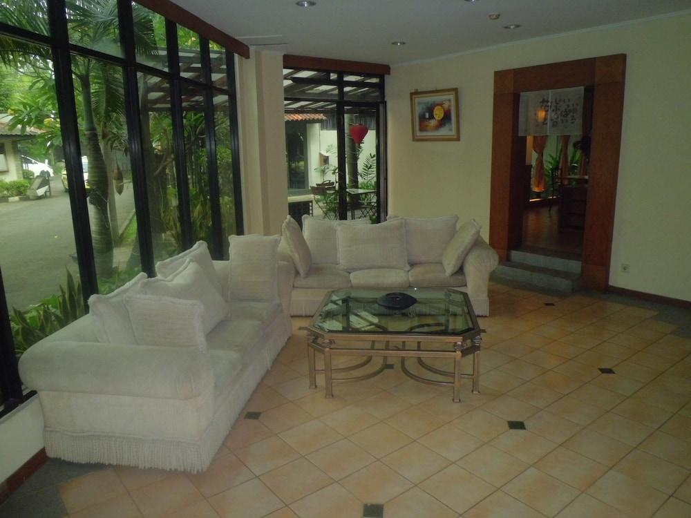 ZEN Rooms Cilandak - Lobby Sitting Area