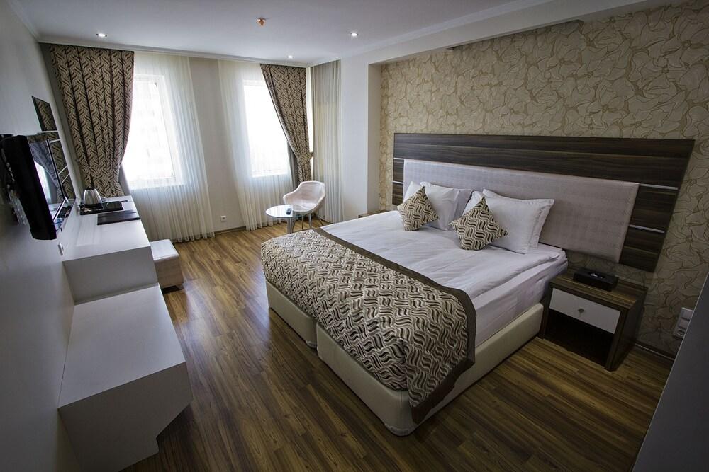 Edis Premier Hotel - Room