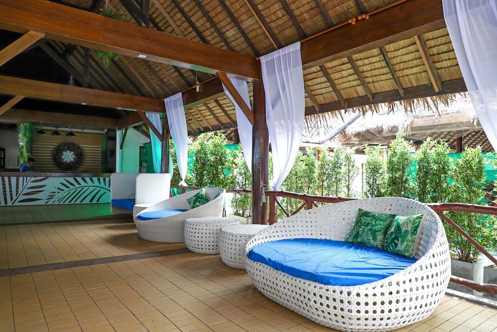 Coral Island Resort - Lobby Sitting Area