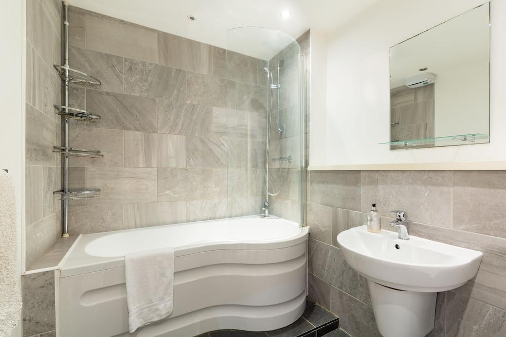 Birmingham Serviced Apartments- Wexler Lofts - Bathroom