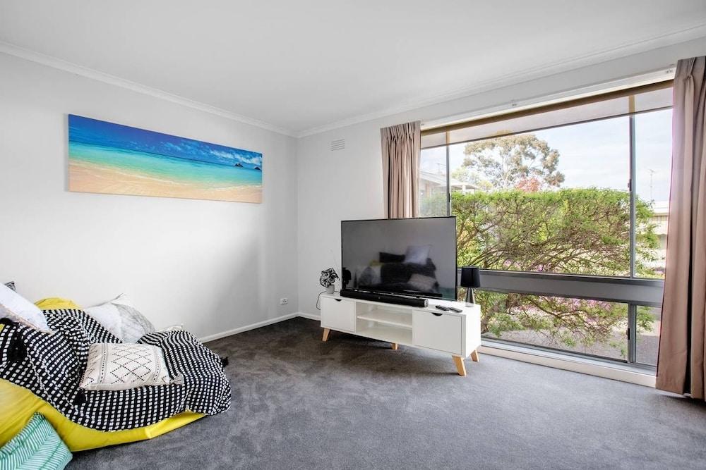 Sweethome2br@highton+parking - Featured Image