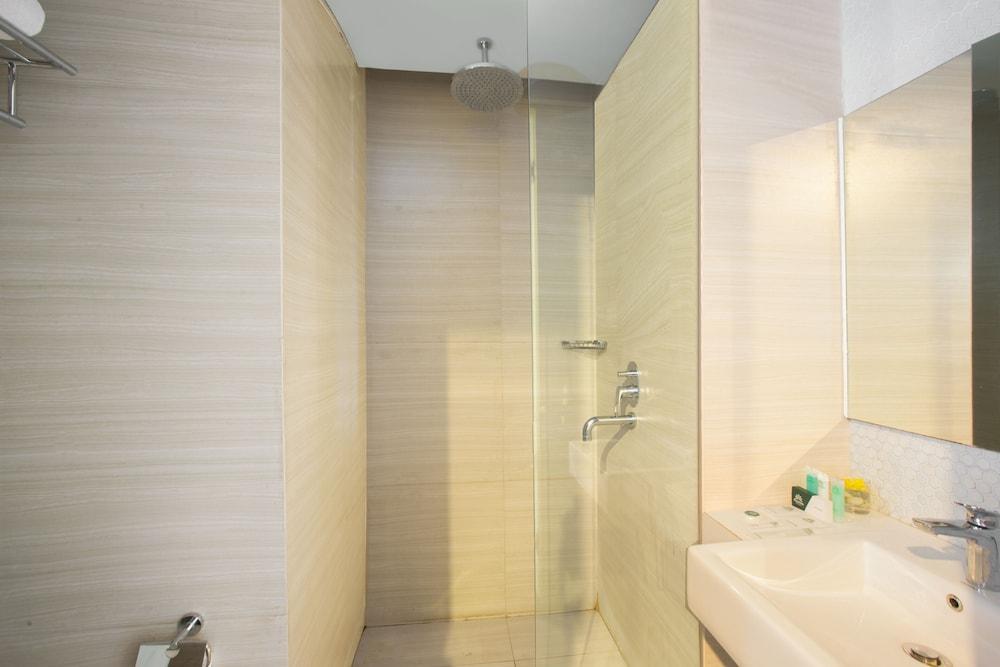 KHAS Tegal Hotel - Bathroom Shower
