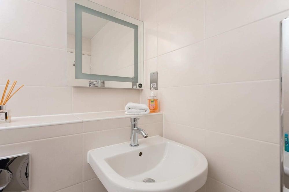 1 Bedroom Flat in South Kensington - Bathroom