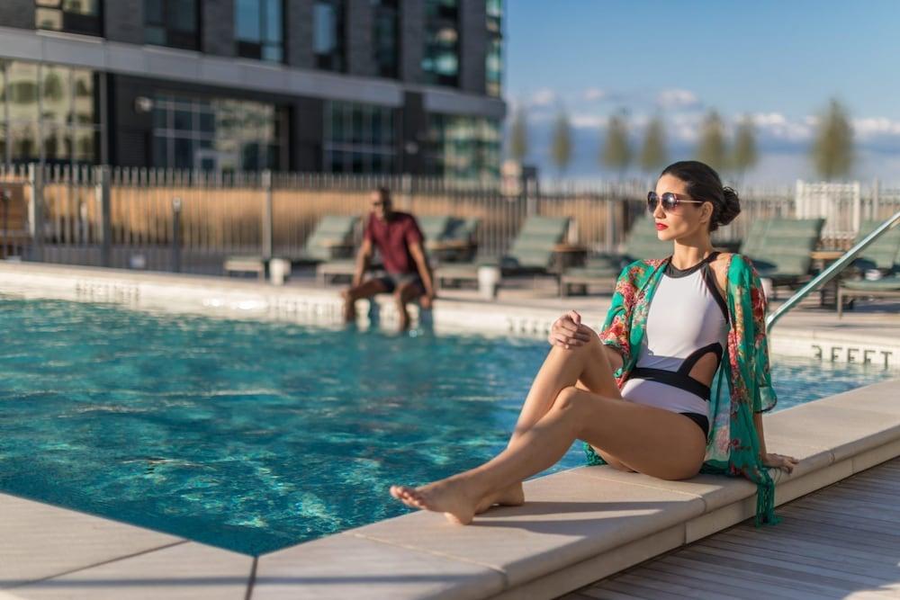 Deedee's Sky Rise Apartments - Newport 2 - Outdoor Pool