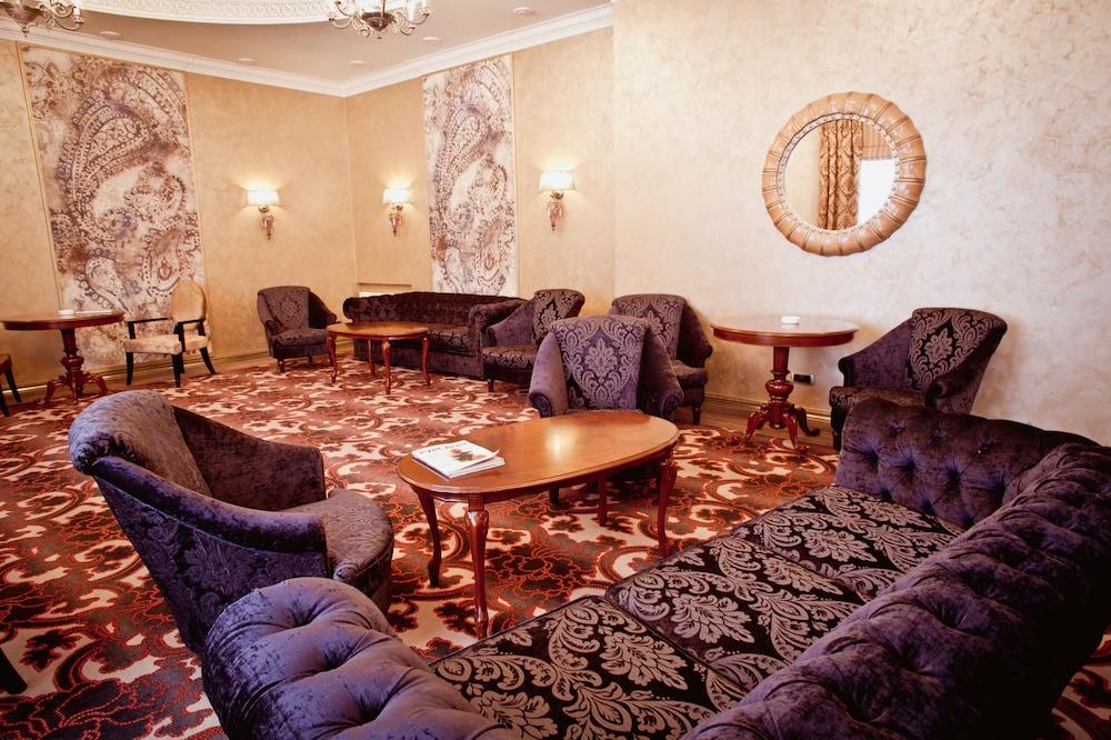 Berezka Hotel - Lobby Sitting Area