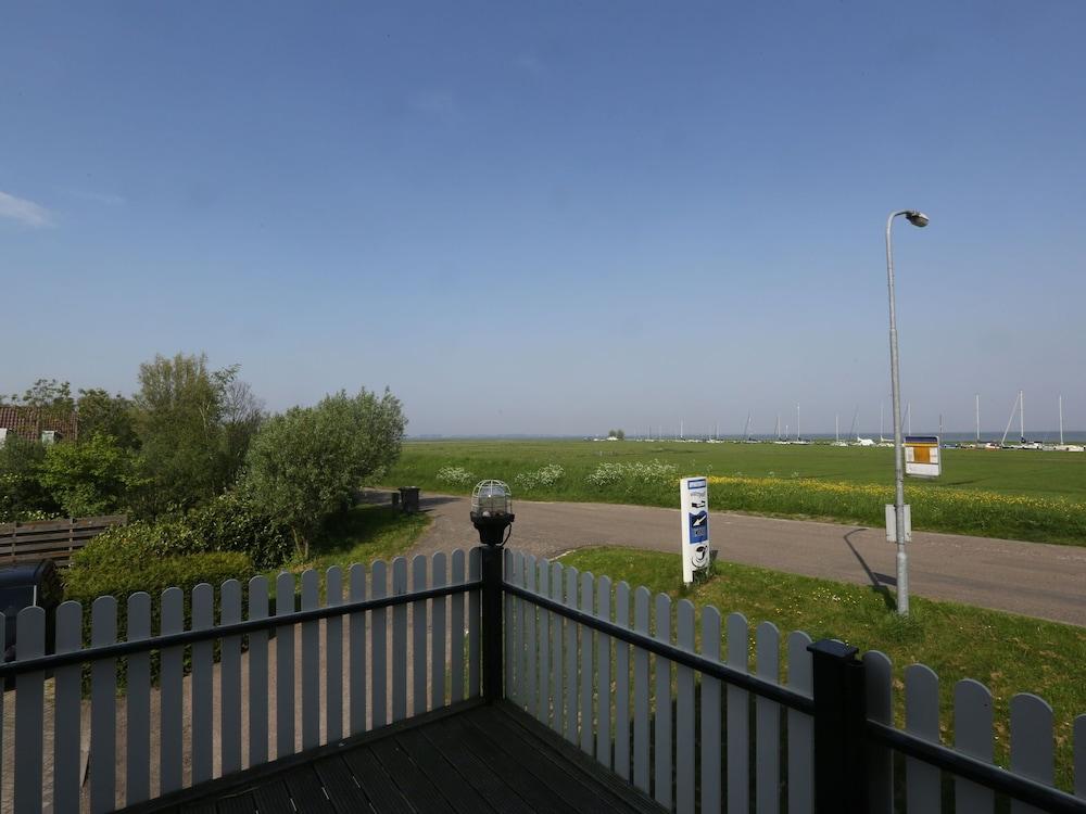 Romantic Holiday Home Directly on the Markermeer Lake With Waterfront Terrace - Exterior