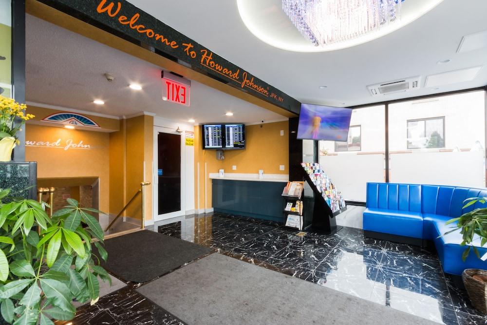 Howard Johnson by Wyndham Jamaica JFK Airport NYC - Lobby Sitting Area