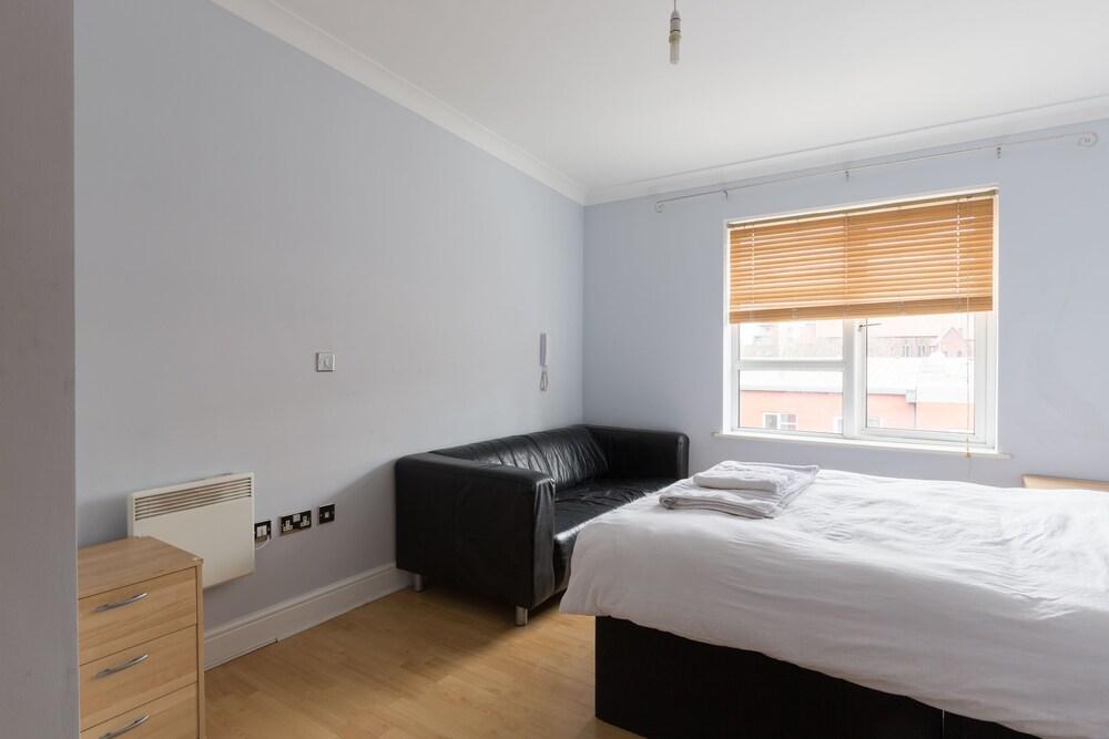 Birmingham Serviced Apartment - The Qube - Room