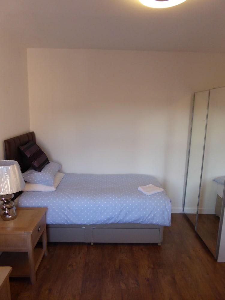 Sunninghill Apartment - Room
