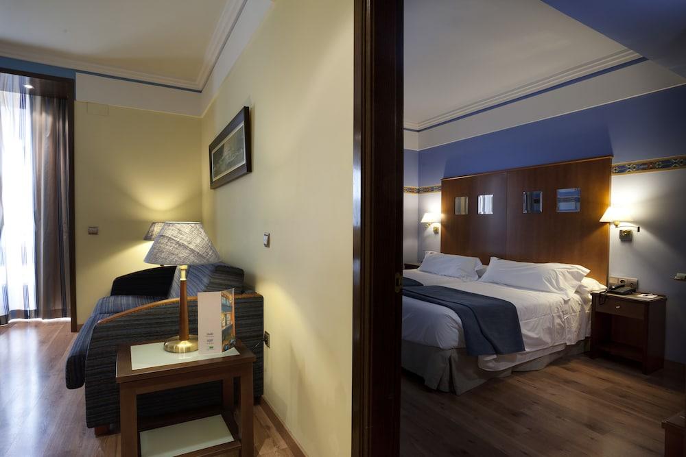 Suites Gran Via 44 Apartahotel - Featured Image