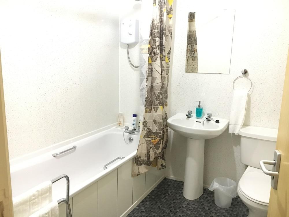 Glasgow Ibrox Apartment - Bathroom