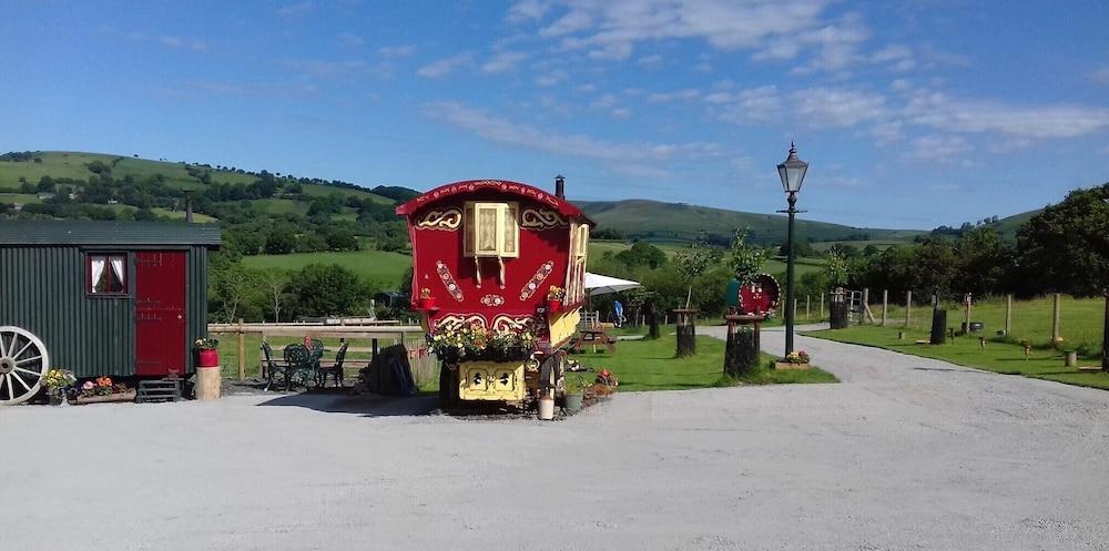 Rosie Traditional Gypsy Wagon - Featured Image