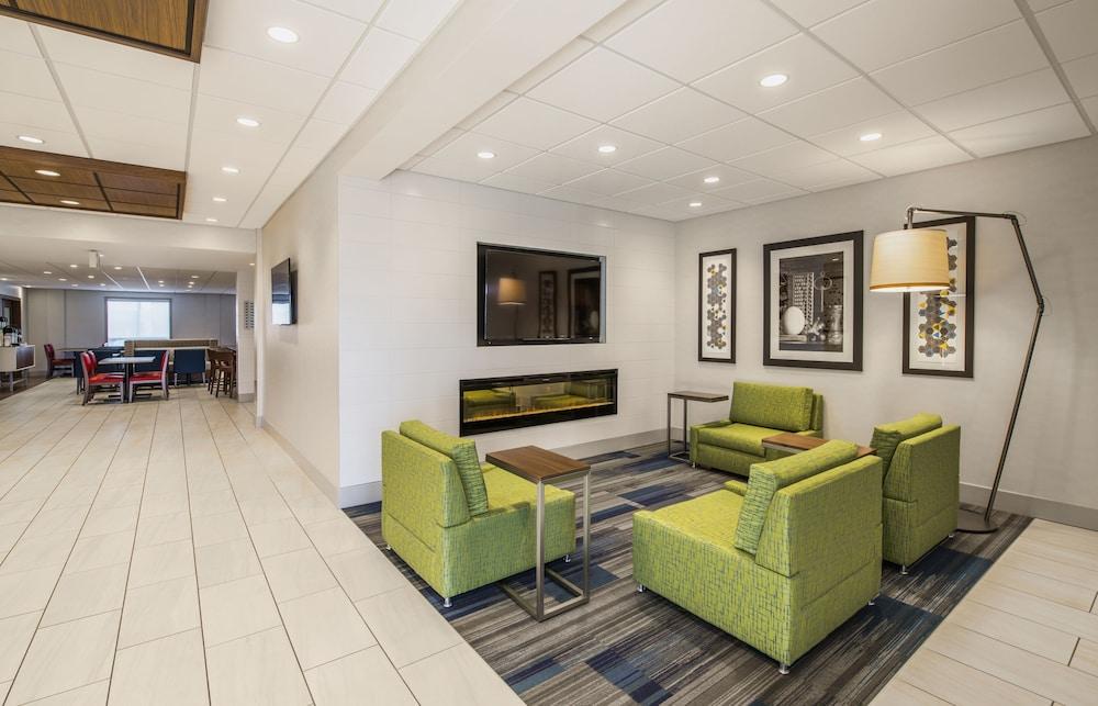 Holiday Inn Express Hotel & Suites Airdrie-Calgary North, an IHG Hotel - Lobby