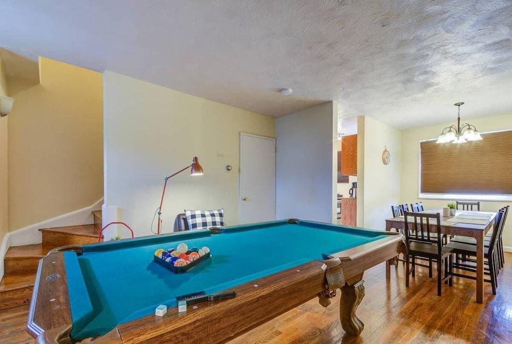 Modern Townhouse w/pool table by CozySuites - Featured Image