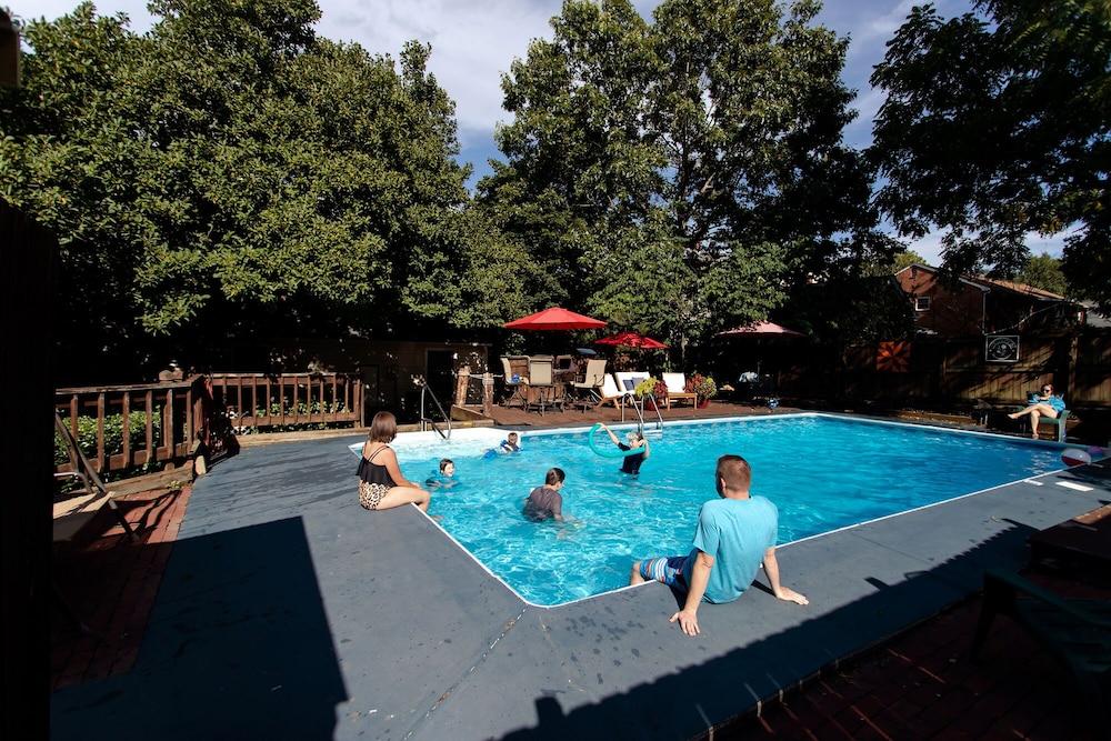 Clay Corner Inn - Outdoor Pool