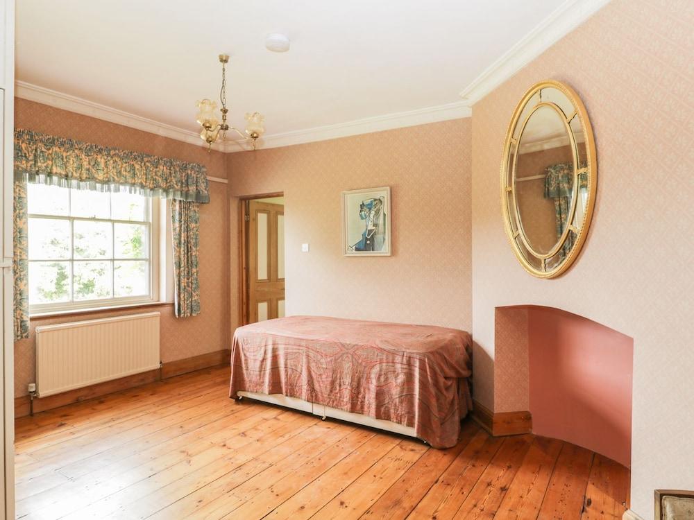 Modney Hall - Guestroom