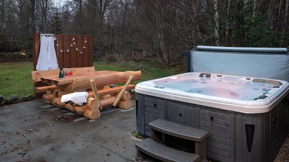 Two Farr Lodge - Outdoor Spa Tub