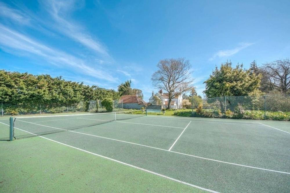 Sweet Small Barn With Tennis Court, Near Goodwood - Featured Image