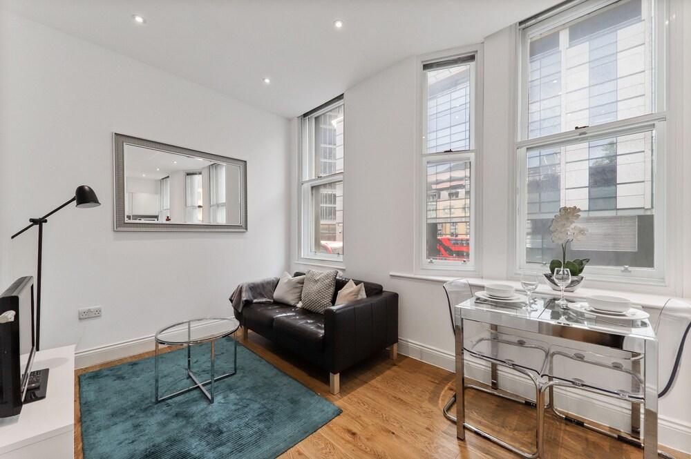 Cosy 1 Bed Apartment by Liverpool Street - Living Area