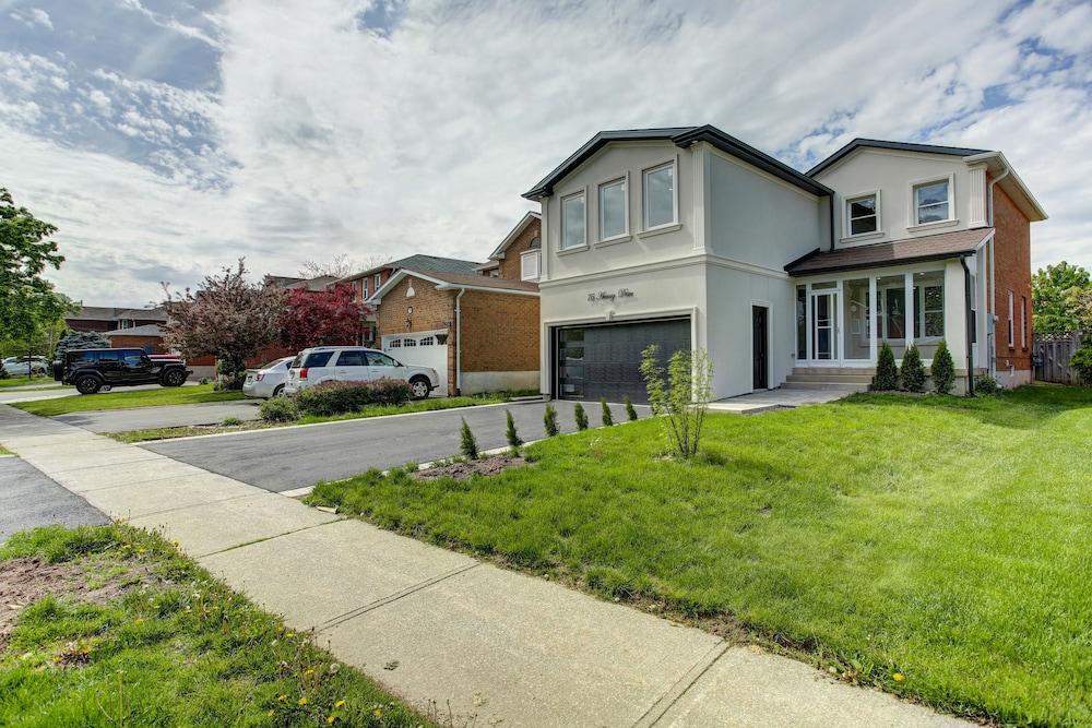 QuickStay - Beautiful 5bdrm House in Vaughan - Featured Image