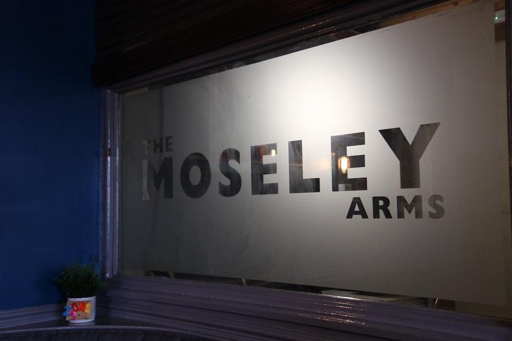 The Moseley Arms - Interior Entrance