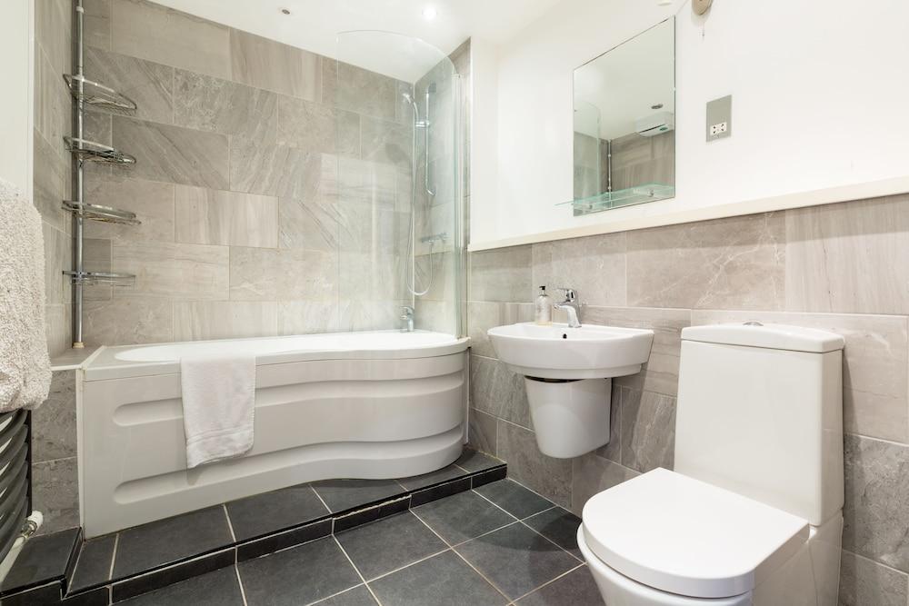 Birmingham Serviced Apartments- Wexler Lofts - Bathroom