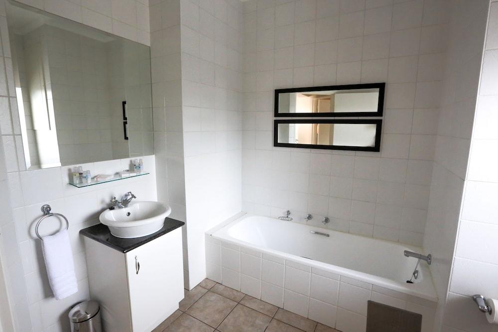 WeStay Timessquare Apartments - Bathroom