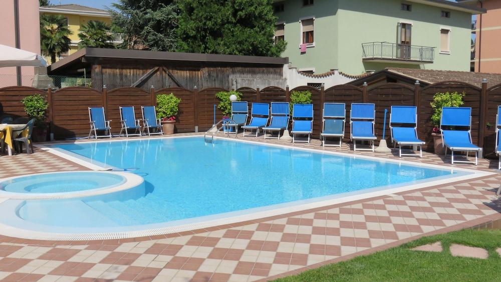 Hotel Albergo Al Cacciatore - Outdoor Pool
