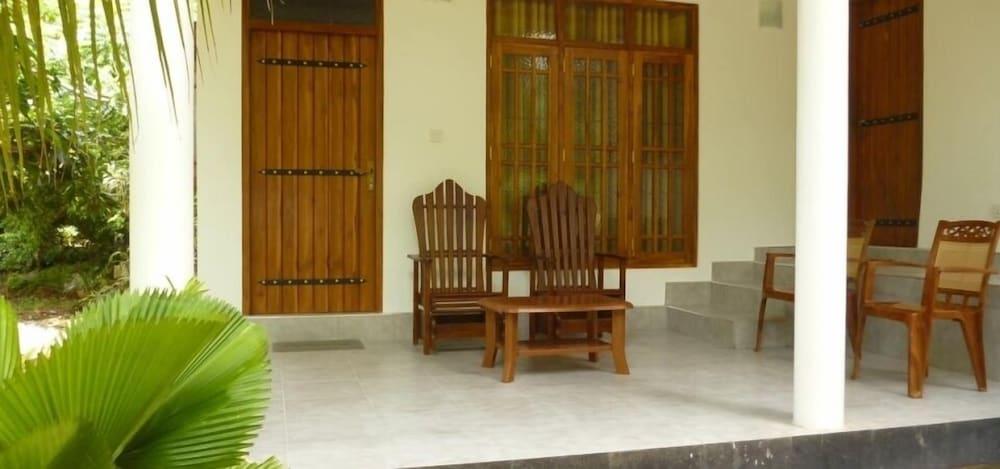 Serene Home Stay - Lobby Sitting Area