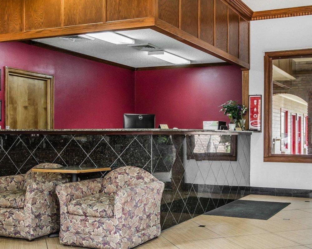 Econo Lodge Inn & Suites - Lobby