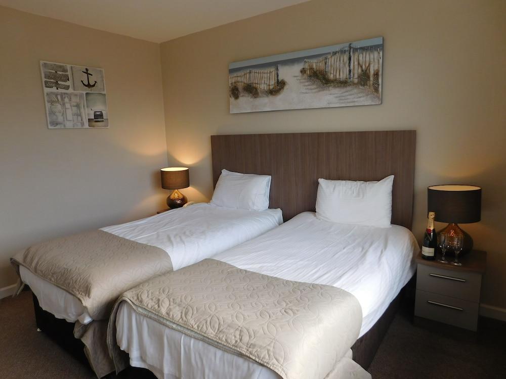Cullen Bay Hotel - Room