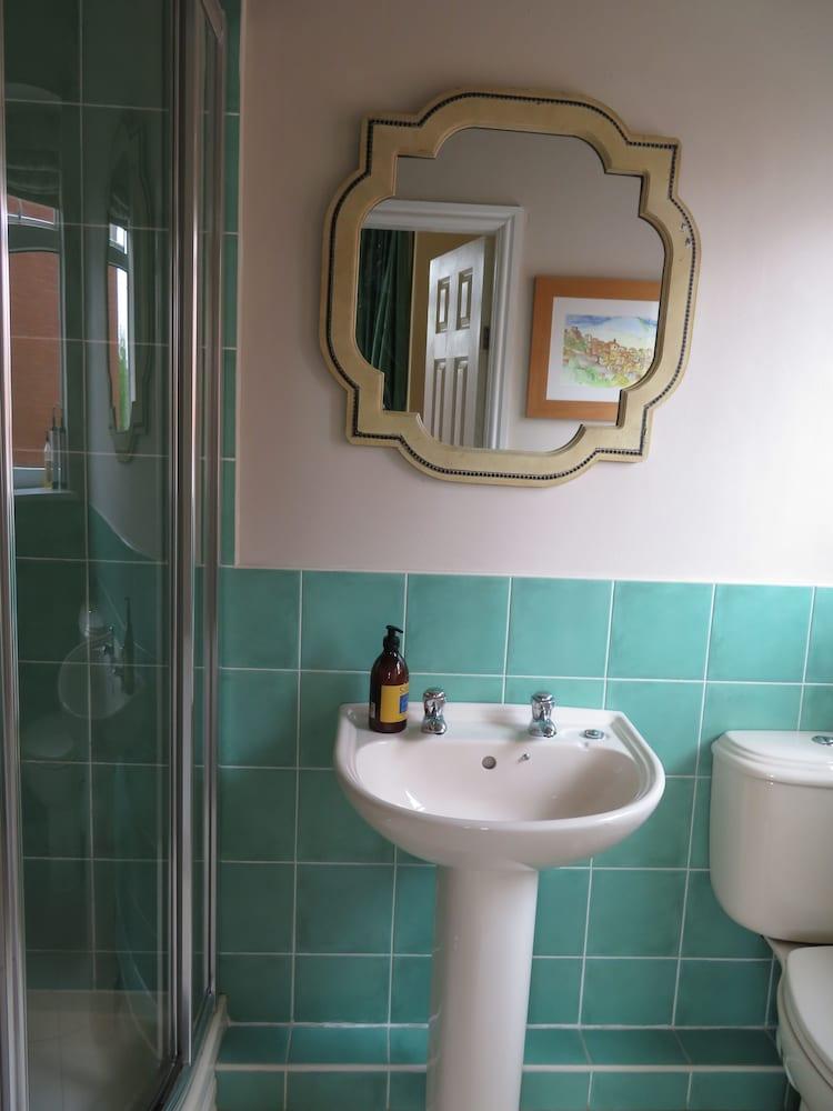 إنجلوود بوتيك رومز ويذ سيلف كيترينج - Bathroom