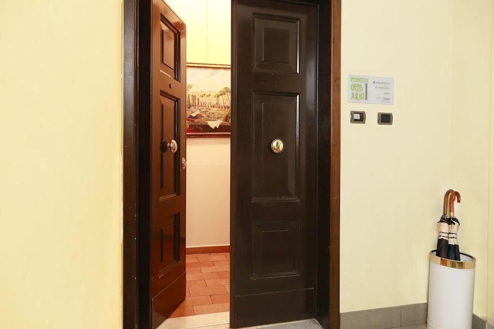 ريزيدنسا جينس جوليا - Interior Entrance
