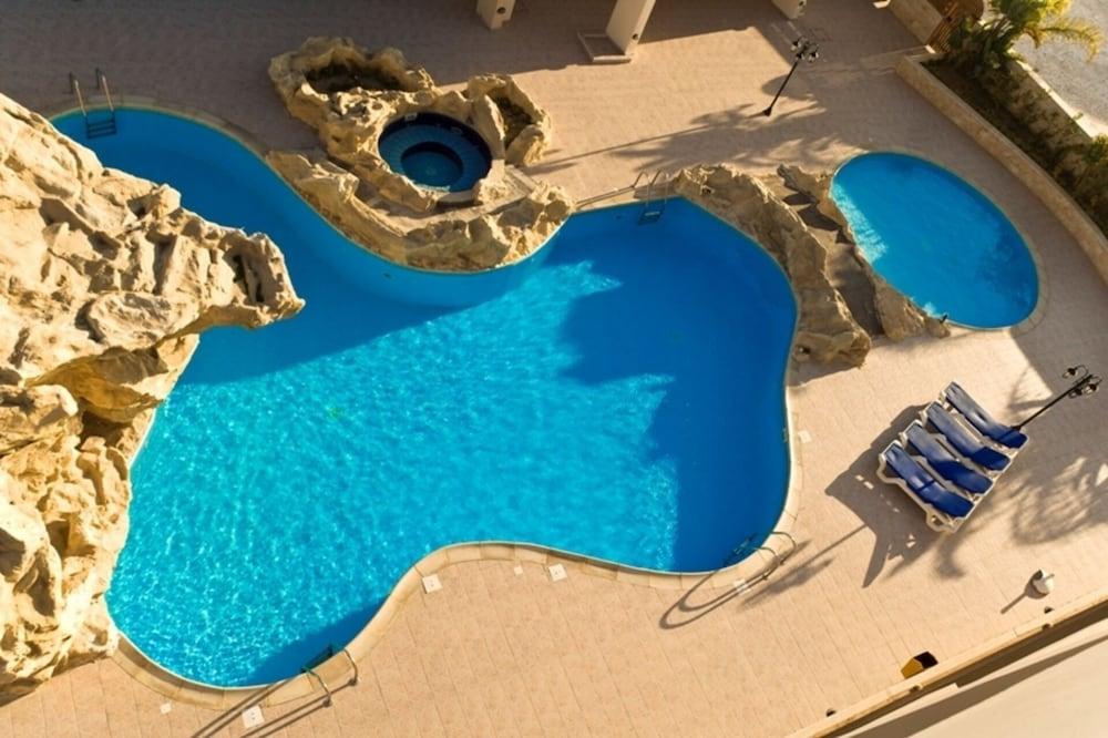 Beautiful 2-bed Apartment in Oroklini - Pool