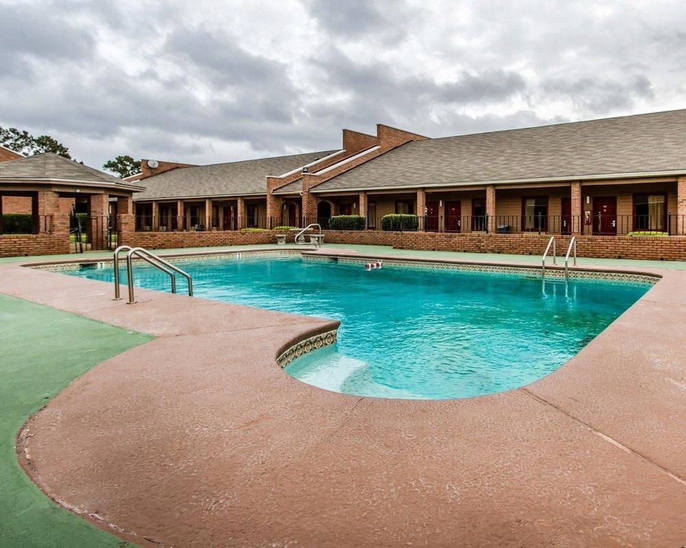 Econo Lodge Inn & Suites - Pool