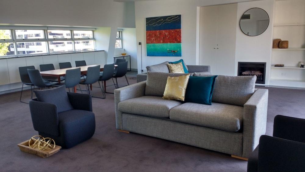 Sydney East Luxury Apartment - Living Area