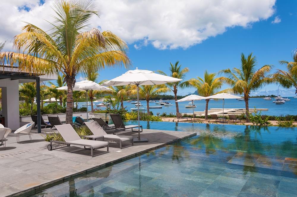 Latitude Luxury Beachfront Complex - Infinity Pool