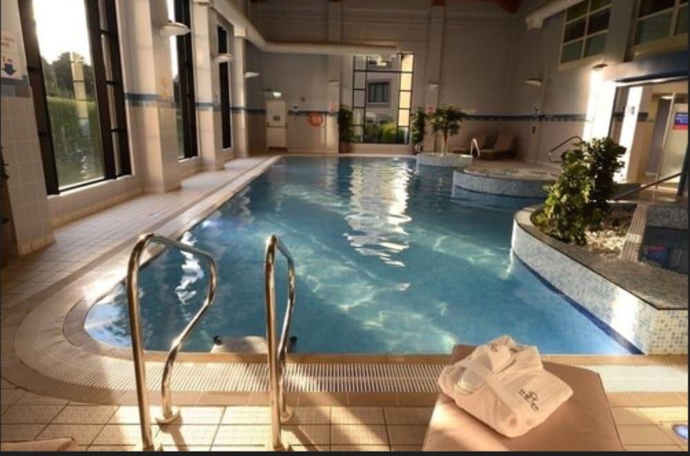 Roe Park Resort - Indoor Pool