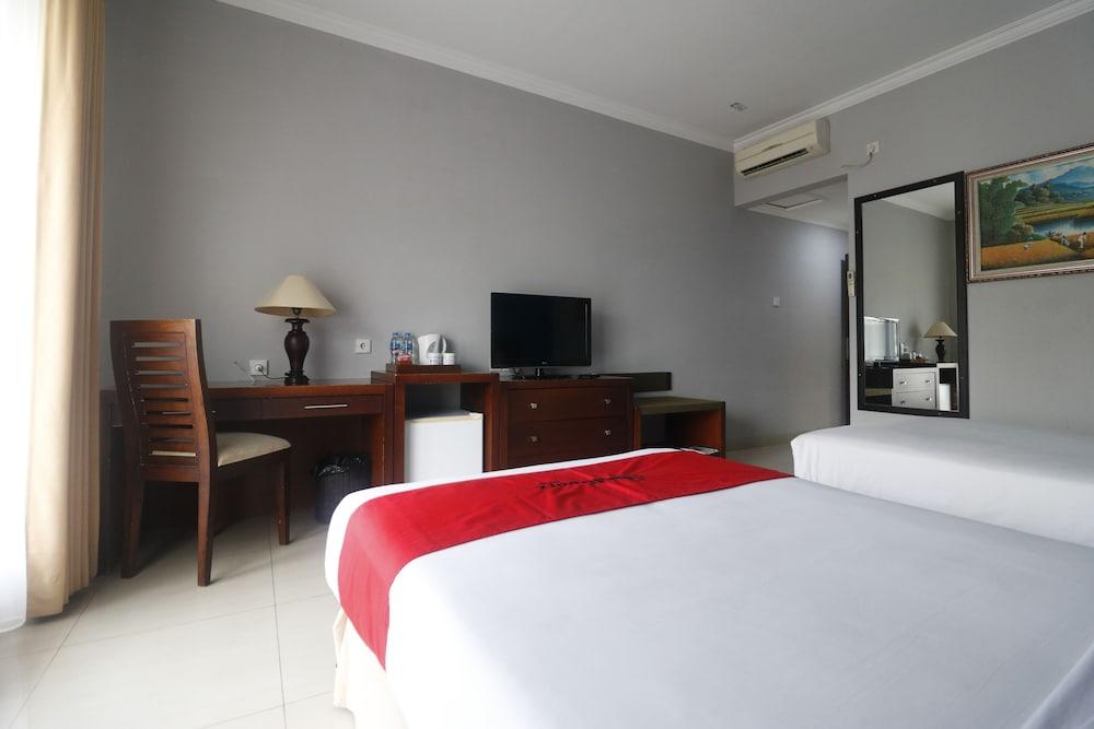 Reddoorz Premium @ Bukit Damai Indah - Room