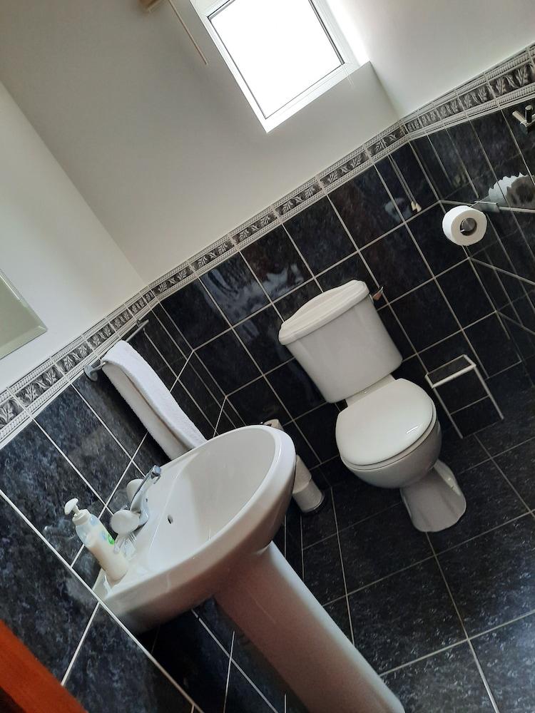 Oaktree Lodge - Bathroom